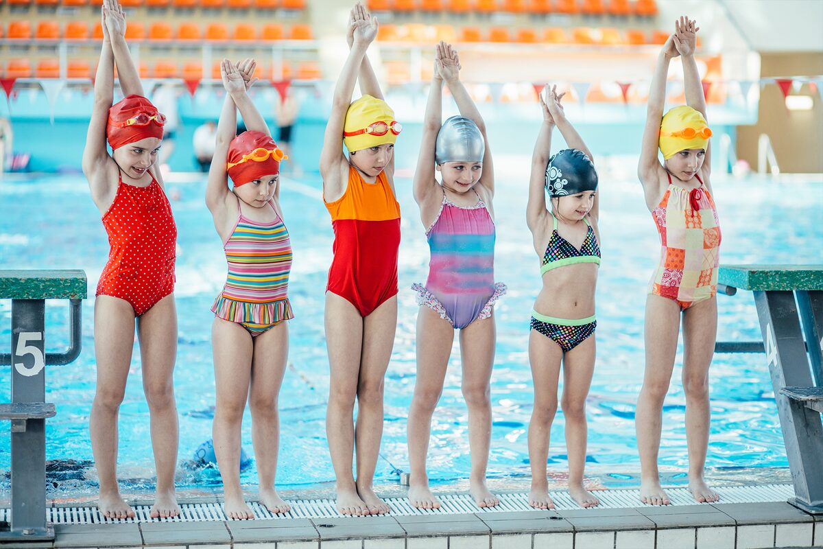 Schwimmgruppe am Beckenrand