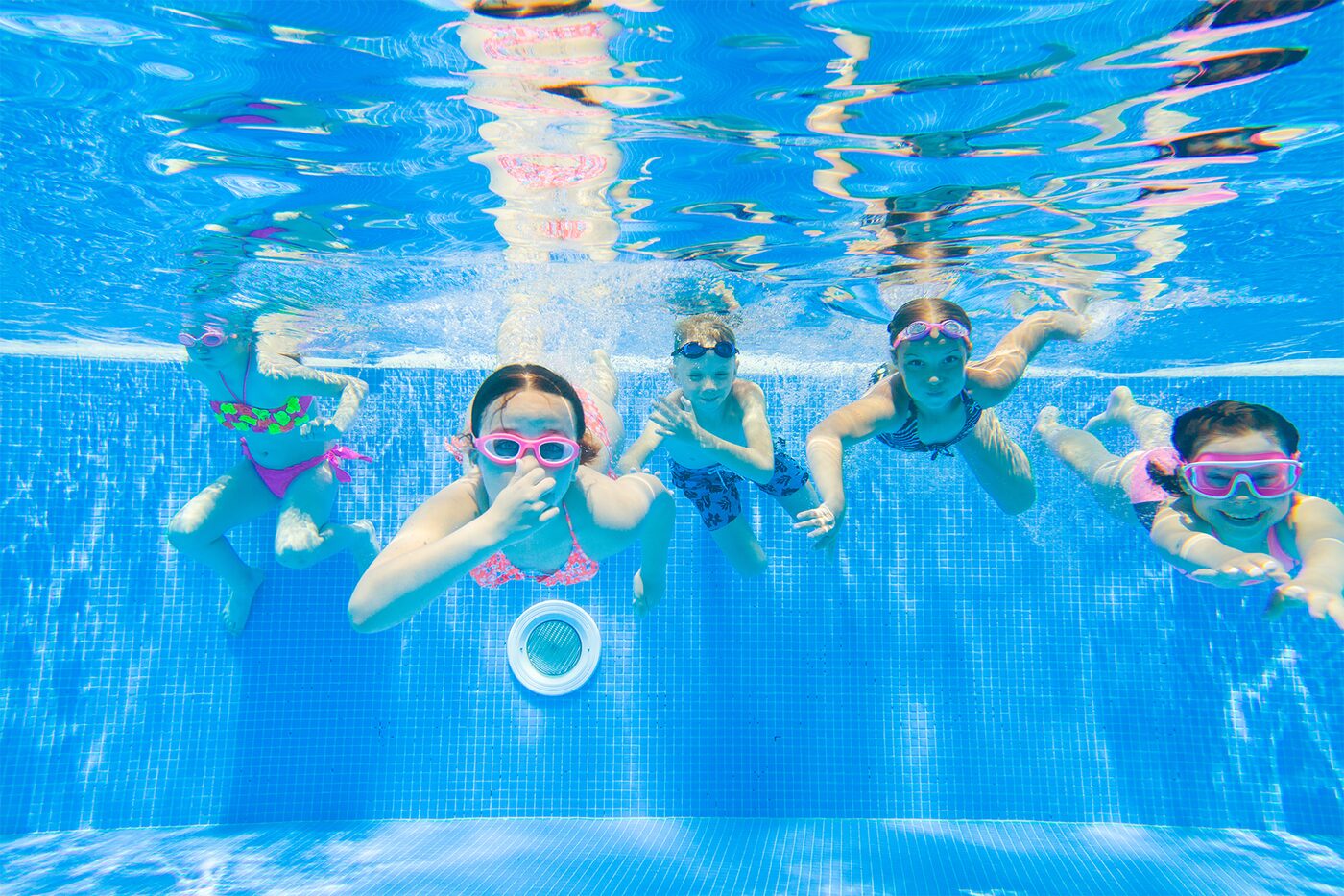 Kinder tauchen im Schwimmbecken
